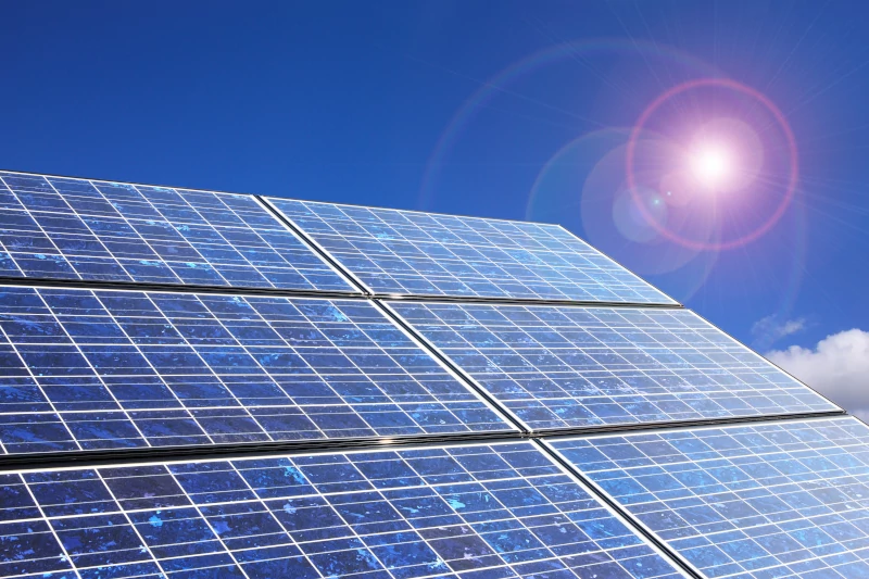 Solaranlage nach der Reinigung, Sonnenreflex im Gegenlicht